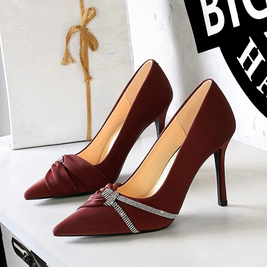 

Женские европейско-американские модные атласные туфли-лодочки на высоком каблуке-шпильке с острым носком, плиссированные вечерние туфли-лодочки со стразами и ремешком