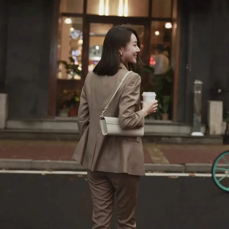 Elegante abito da donna in stile occidentale marrone alla moda in 3 pezzi, completo di pantaloni lunghi di fascia alta per occasioni speciali