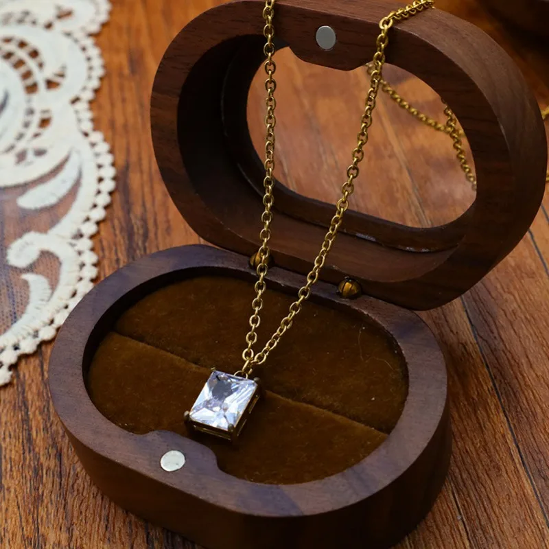 

Стильное ожерелье в средневековом стиле с изумрудным цирконом, легкое и роскошное, летнее, популярное среди интернет-знаменитостей, из титановой стали, для женщин