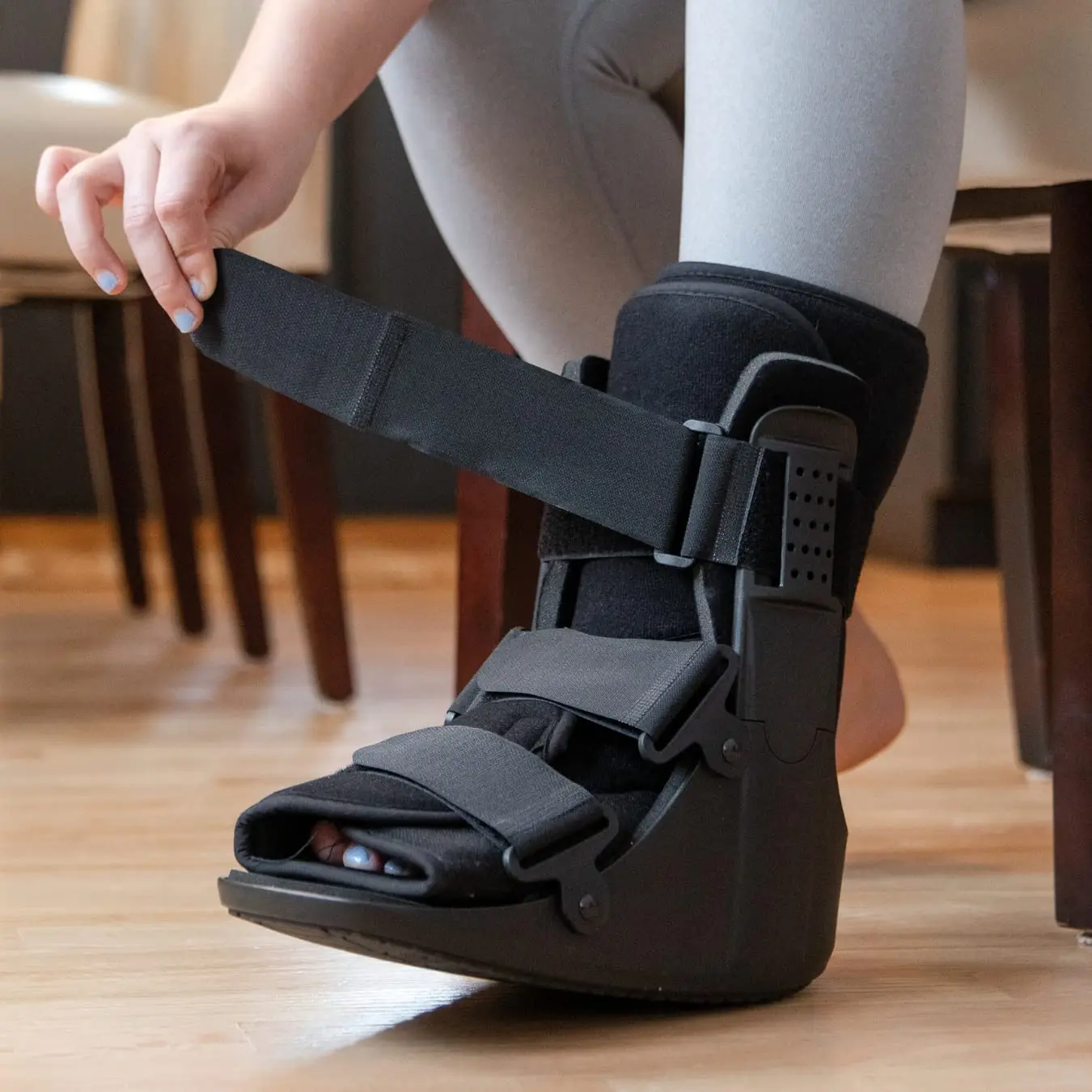 Short Walking Boot - Orthopedic Medical Walker Cast for Broken Toe Injuries, Sprained Ankles, Metatarsal Stress