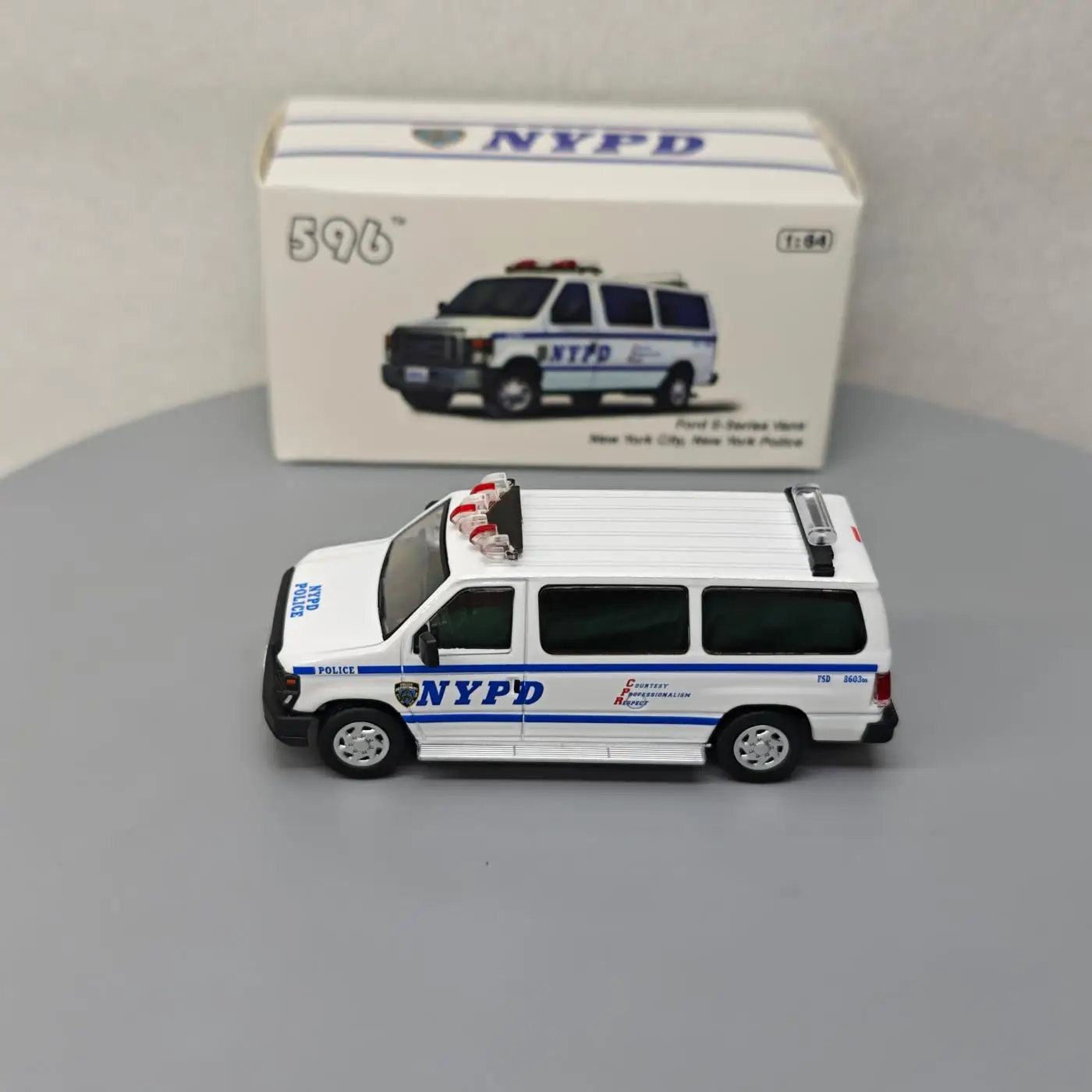 

596 1:64 Ford E-Series Vans Ford E350 New York City Police Advanced Collection Ornament Car Models