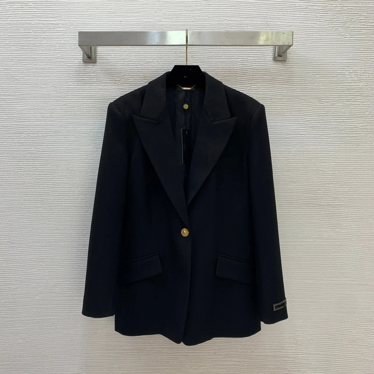 High-end custom wool blended suit, buttons, slim-fitting and figure-hugging coat