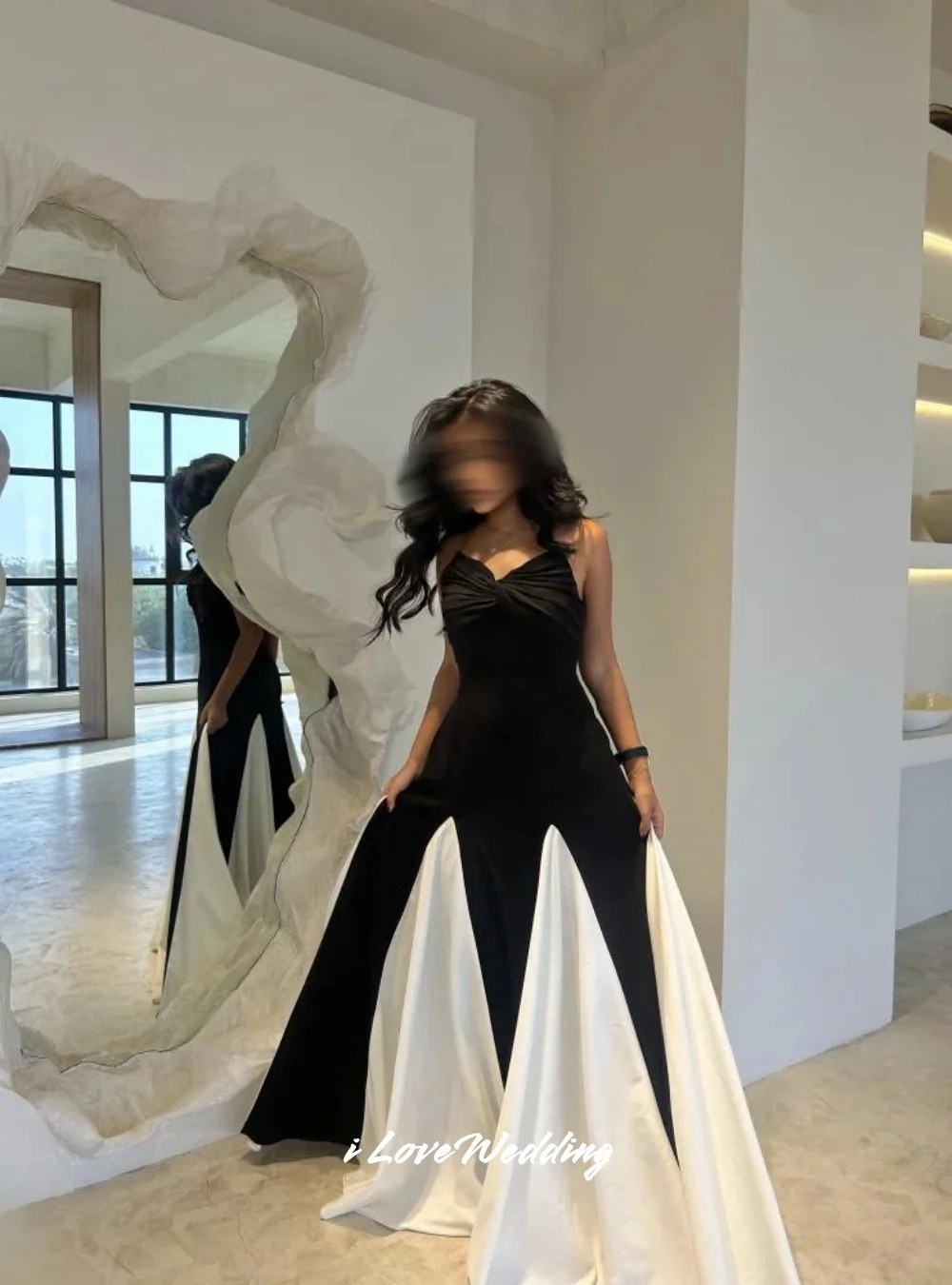 امرأة على شكل حرف v فساتين لحضور الحفلات الموسيقية 2025 ساتان بدون أكمام على شكل حرف a أسود أبيض أنيق مطوي طول الأرض فساتين حفلات الزفاف حسب الطلب
