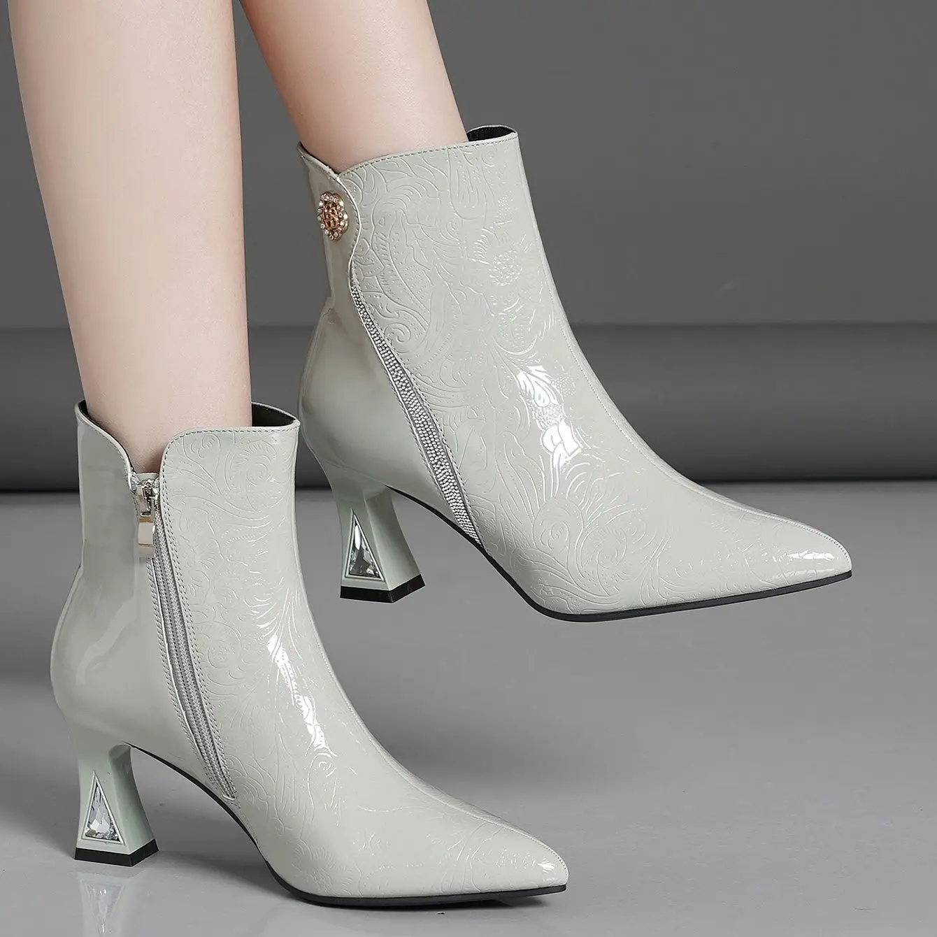 Elegant high-heeled fashion boots with simple pointed tips