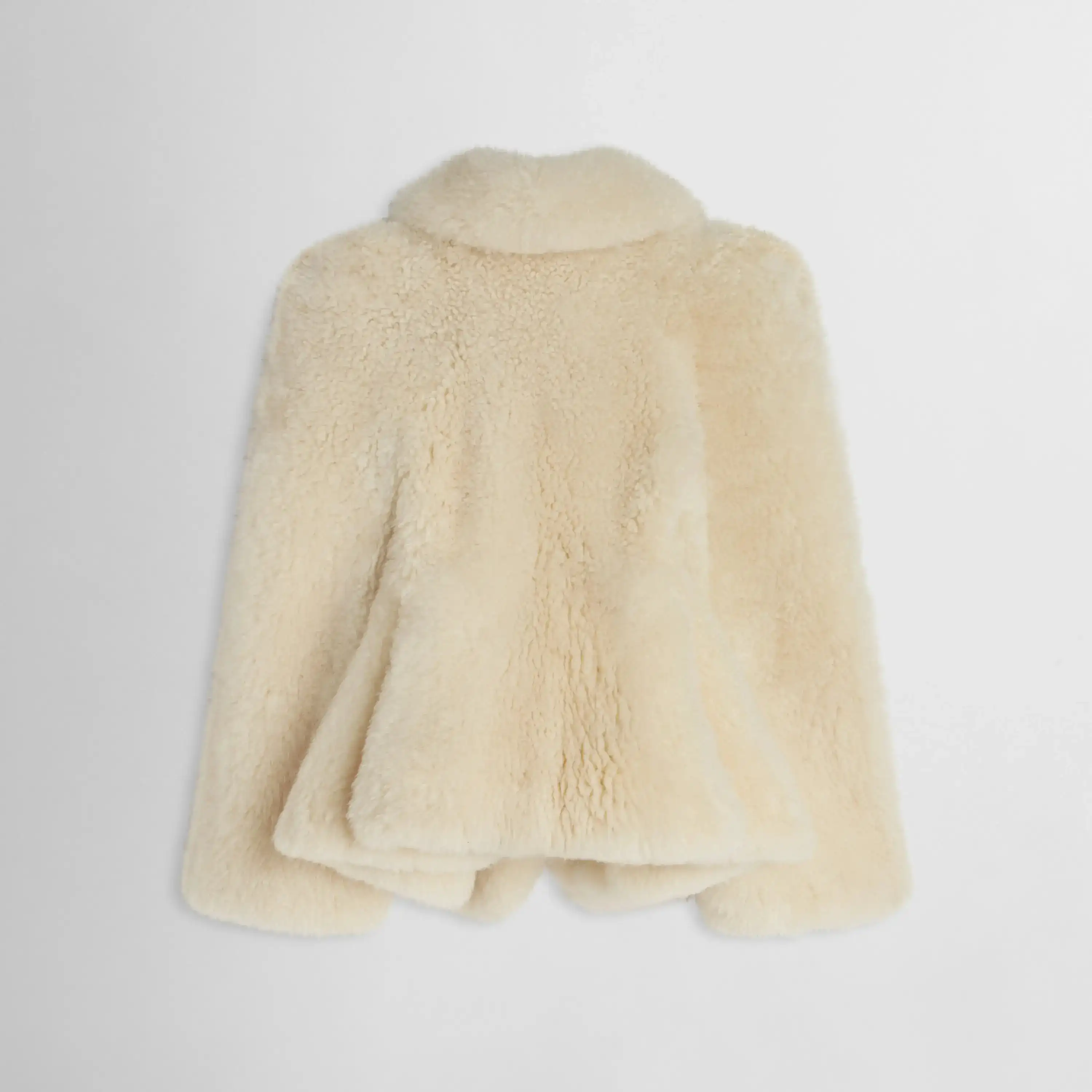 يتم إصدار النمط الجديد من معطف الفرو غير الرسمي والعصري لملابس النساء في المقدمة. معطف فيبي فيلو عالي الجودة