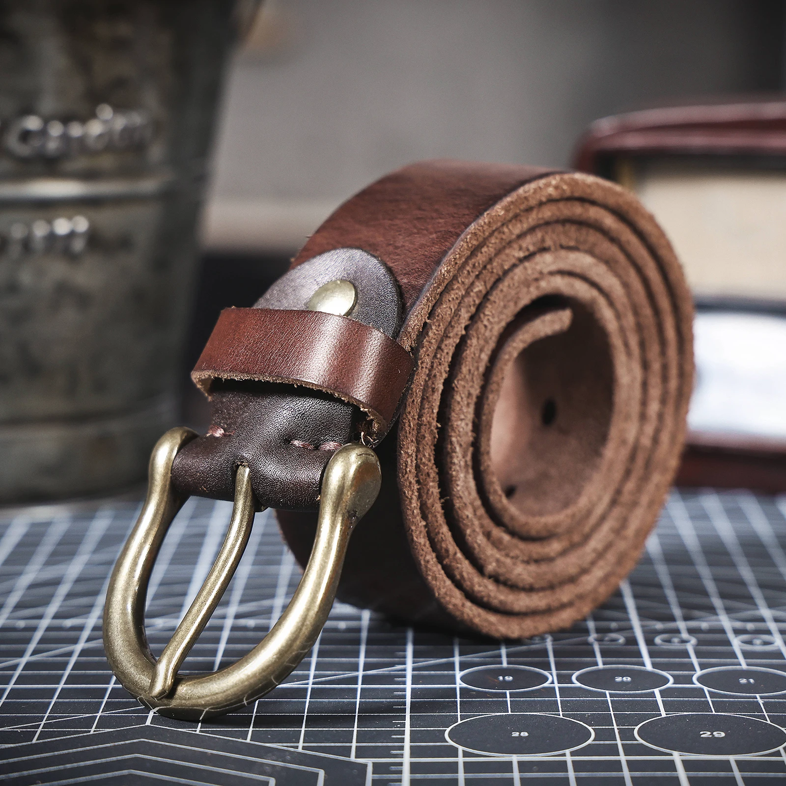 Vintage Echtleder-Herrengürtel mit Kupferschnalle, Handgefertigter Casual-Gürtel mit Geschenkbox, Verstärktes Oberleder aus Italien – Detail 12