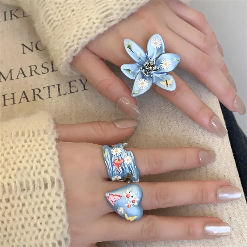 Bunter Dopamin-Emaille-Tropfenring mit neblig-blauer Blume, offener Ring