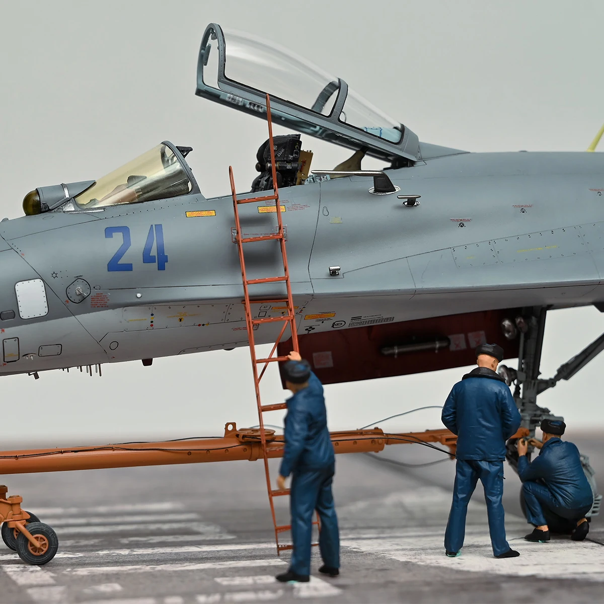 مجموعة نماذج الجدار العظيم S4818SP 1/48 Su-27 Flanker-B مقاتلة مقعد واحد نوع الذكرى الخامسة عشر محدودة مع الطيارين #4