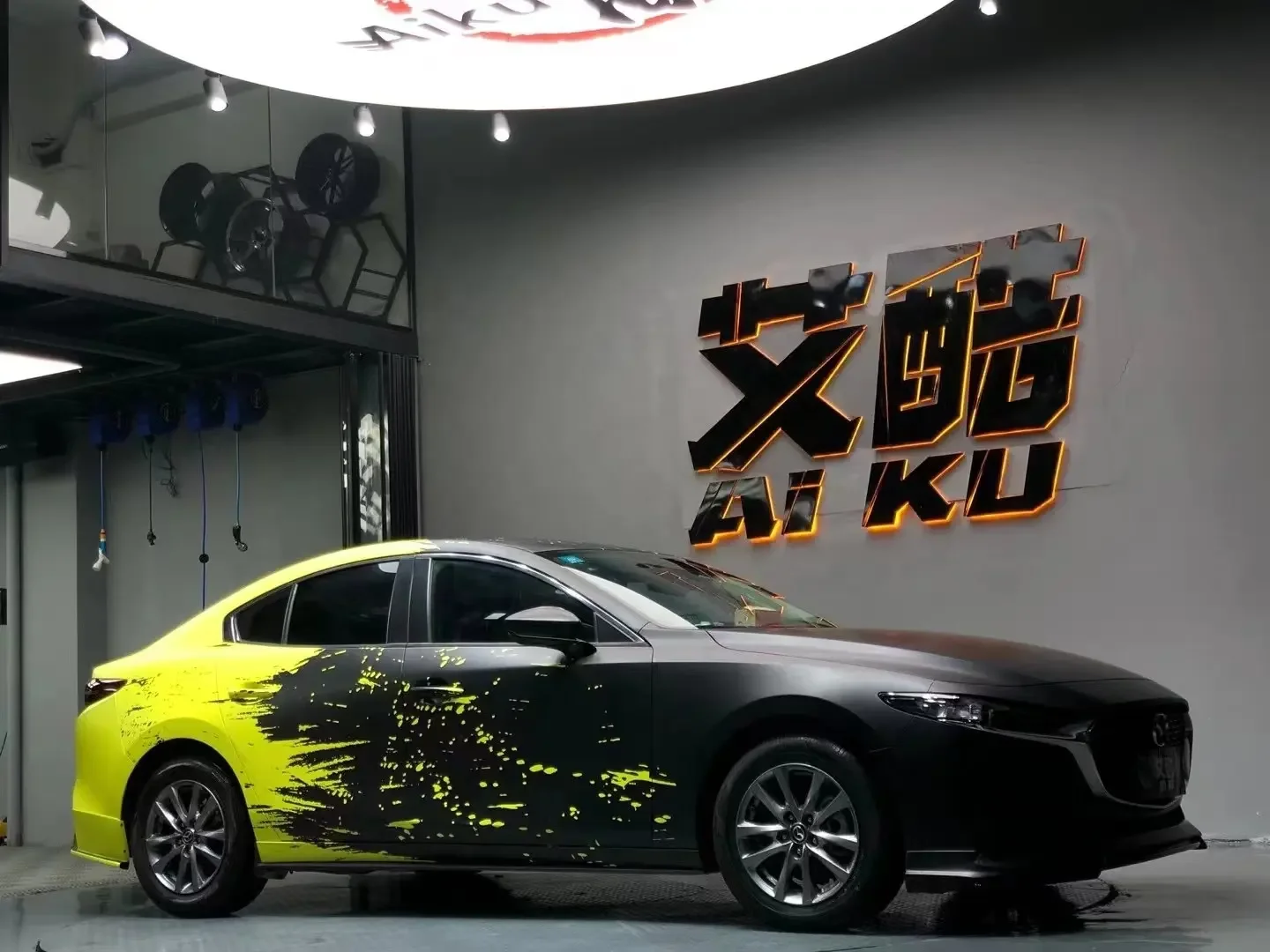 Stiker Vinyl Matte Film Pembungkus Mobil Kustom Holografik Camo Bunglon Hitam dan Kuning