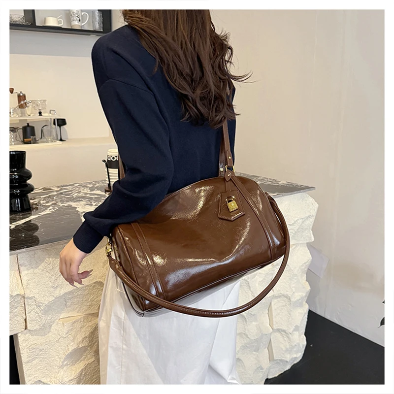 حقيبة كتف جلدية مميزة ذات سعة كبيرة للركاب اليومي للخريف/الشتاء حقيبة كروس عصرية حقيبة يد نسائية ريترو