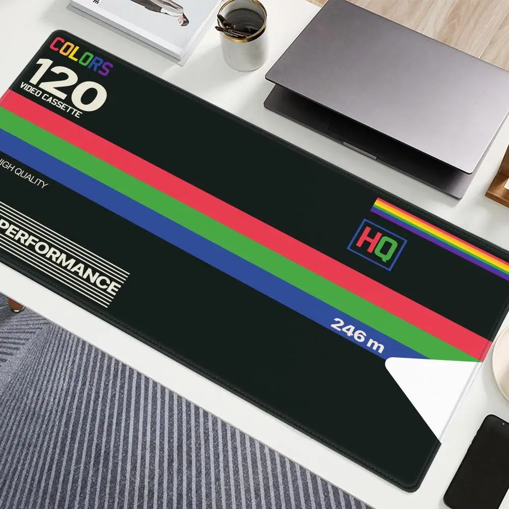 

Коврик для мыши в ретро-стиле VHS, нескользящий, для геймеров, для стола, аксессуар для клавиатуры и мыши, с HD-печатью, с фиксированным краем, настольный коврик