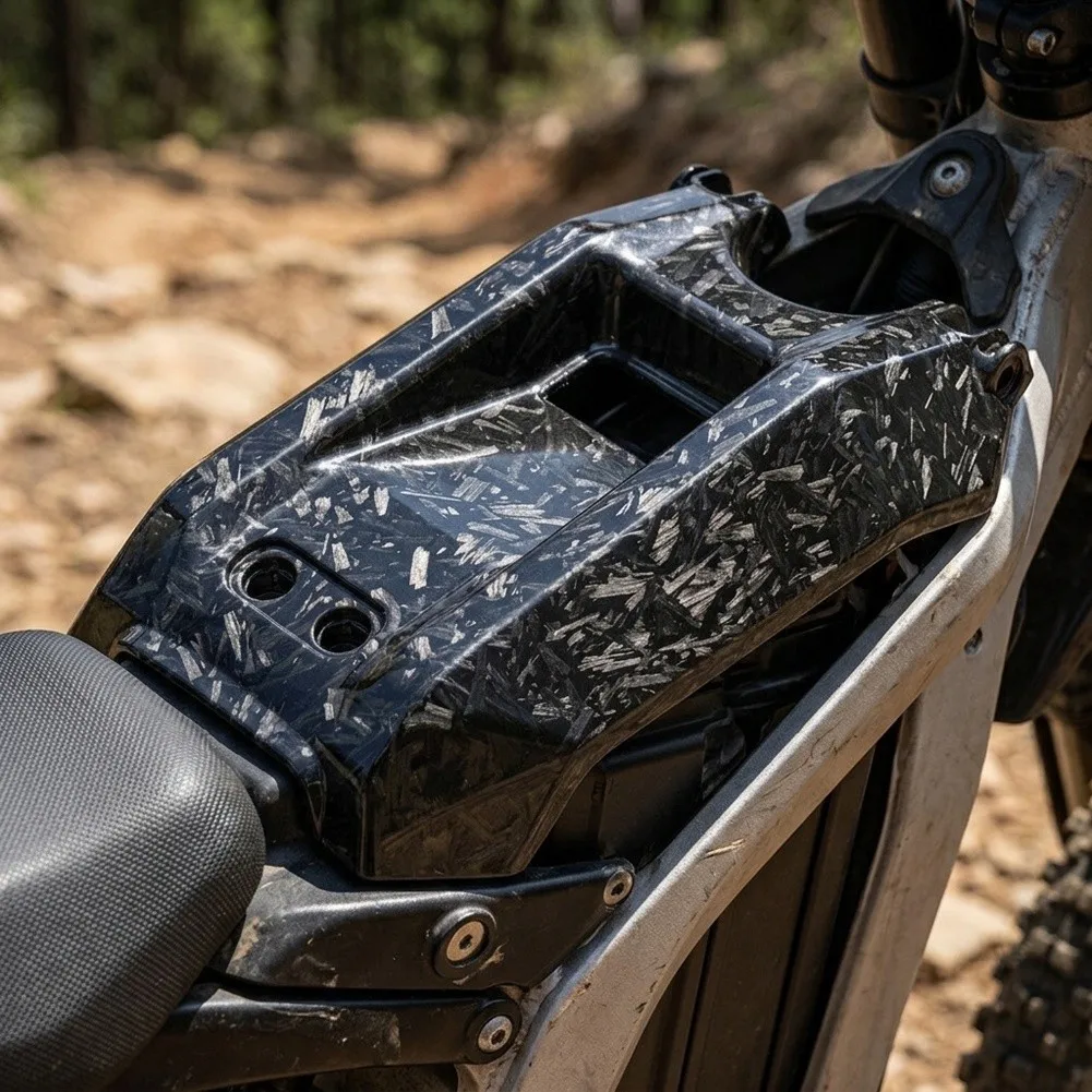 tampa-de-bateria-em-fibra-de-carbono-para-bicicletas-eletricas-surron-x-s-com-padrao-branco-texturizado-para-uso-como-acessorio-de-motocicleta