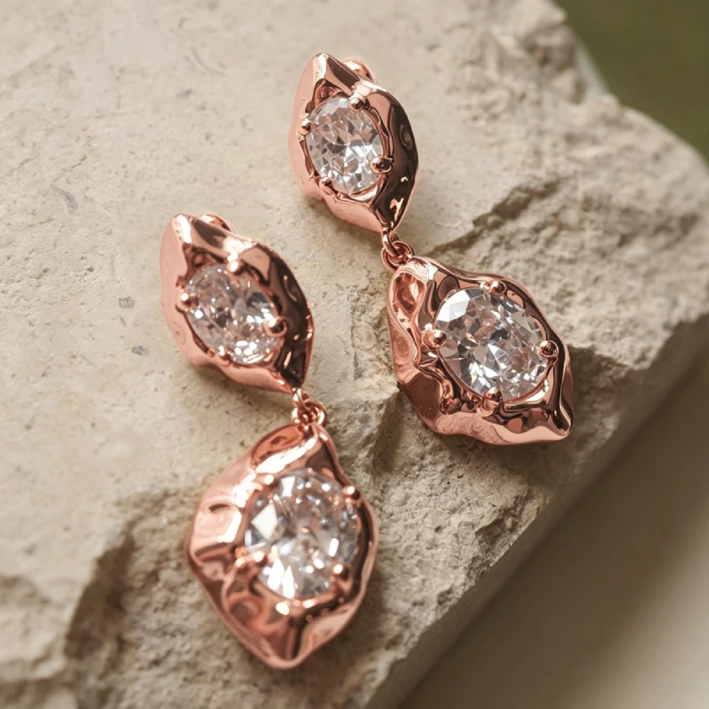 Huitan Zarte Damen-Ohrringe in Goldfarbe, bezaubernde Tropfenohrringe für luxuriöse Hochzeit, Jahrestag, trendiges Zubehör, Schmuck, Geschenk mit CZ – Detail 10