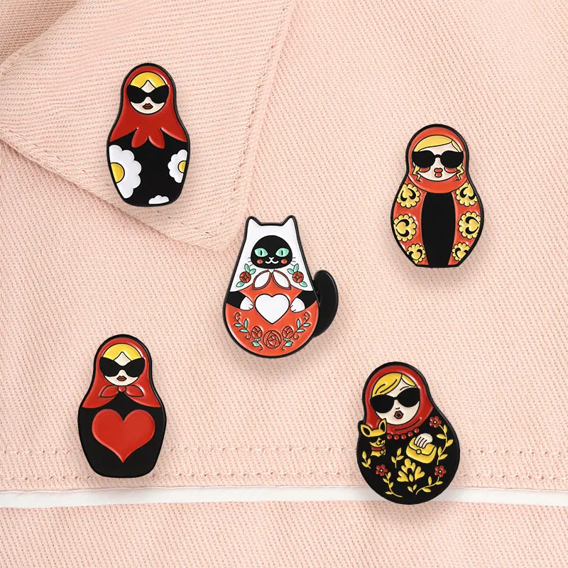 Russische Matroschka-Puppen-Emaille-Pins: Klassische russische Matroschka mit rotem Kopftuch, Sonnenbrille, Blumen- & Katzen-Brosche, Schmuck-Abzeichen – Detail 14