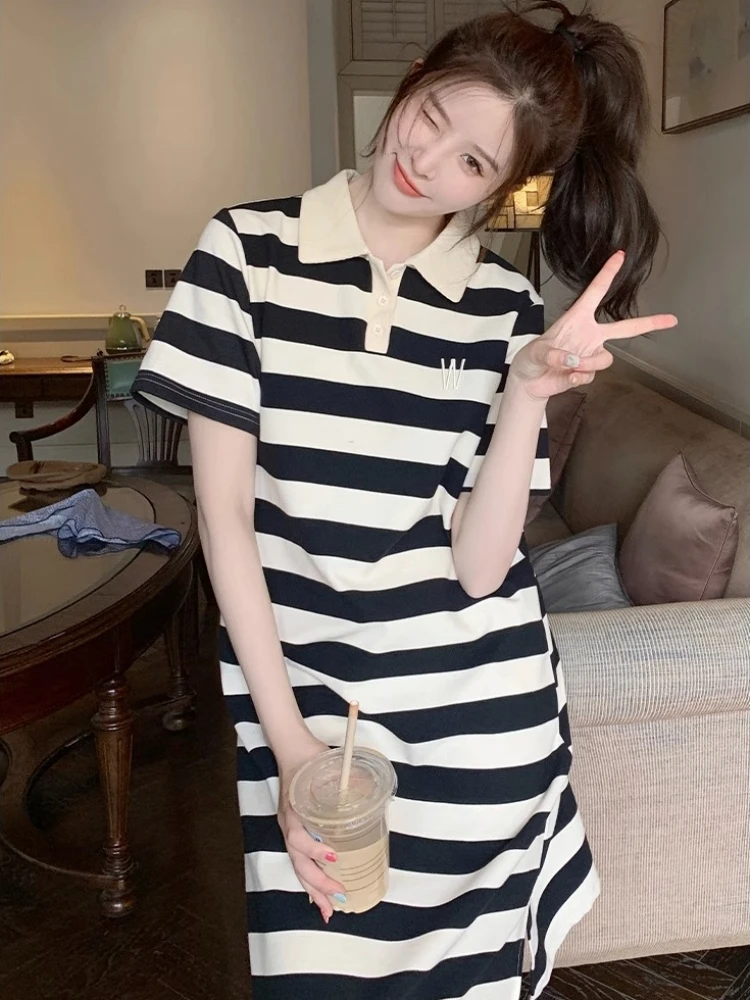 أزياء القطن بولو الرقبة قصيرة الأكمام الركبة طول مستقيم تي شيرت اللباس مخطط الصيف فضفاض الشق بدوره إلى أسفل طوق الملابس