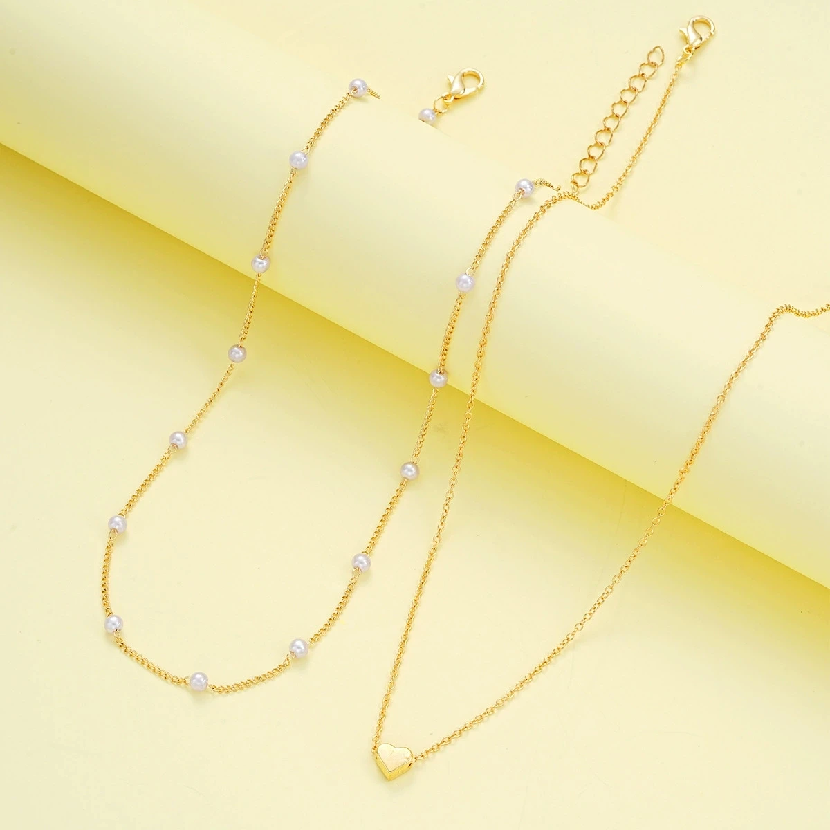 Neues Schmuckset mit Imitationsperlen in Herzform für Damen, in Gold- und Silberfarben, mit runden Perlen, bestehend aus Halskette und Armband, ideal als Schmuck für den täglichen Gebrauch oder als Geschenk. – Detail 2