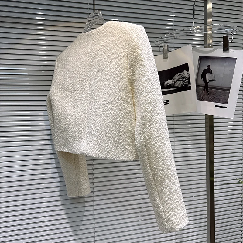 Krótka kurtka z metalową klamrą w stylu małej, delikatnej ozdoby, z wyściółką z puchu, elegancka i modna, nowość na zimę 2025 dla kobiet.