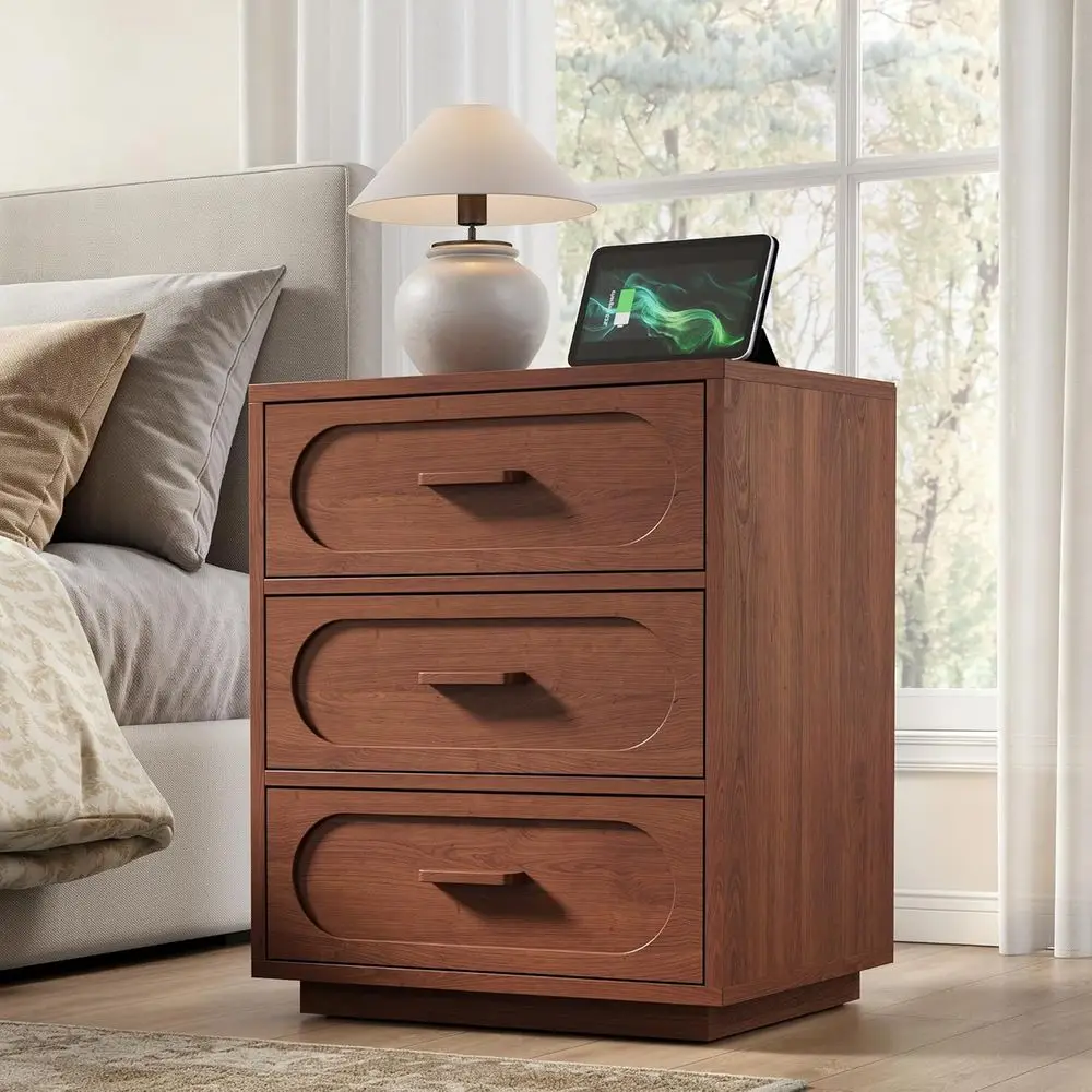 Mesita de noche 3-Der de 25.8 pulgadas de alto con estación de carga, color nogal | Puertos USB-C/USB/2 tomas de CA, diseño de panel único, mango de madera maciza, 1.8 pulgadas