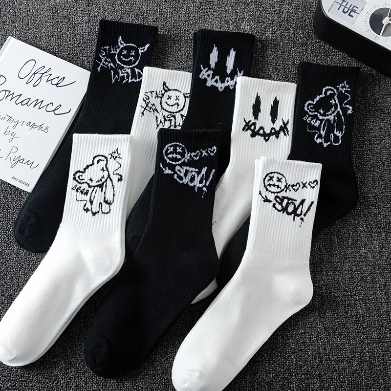 10 pairs of men\'s sports socks, casual, breathable, and versatile. Ghost face graffiti personalized socks