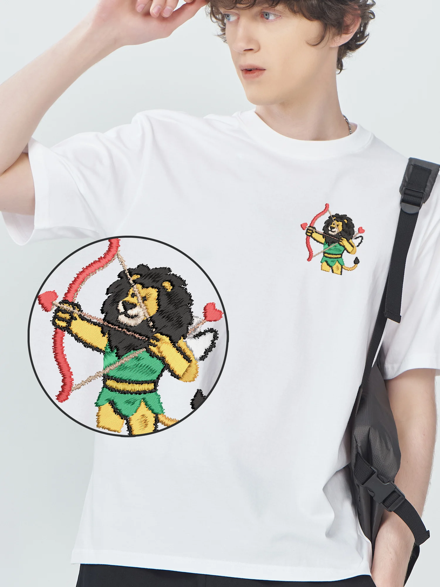 

Lion Holds Loving Arrow Graphic Embroidered Tops Breathable Comfortable Daily Wear Embroidery T-Shirt​