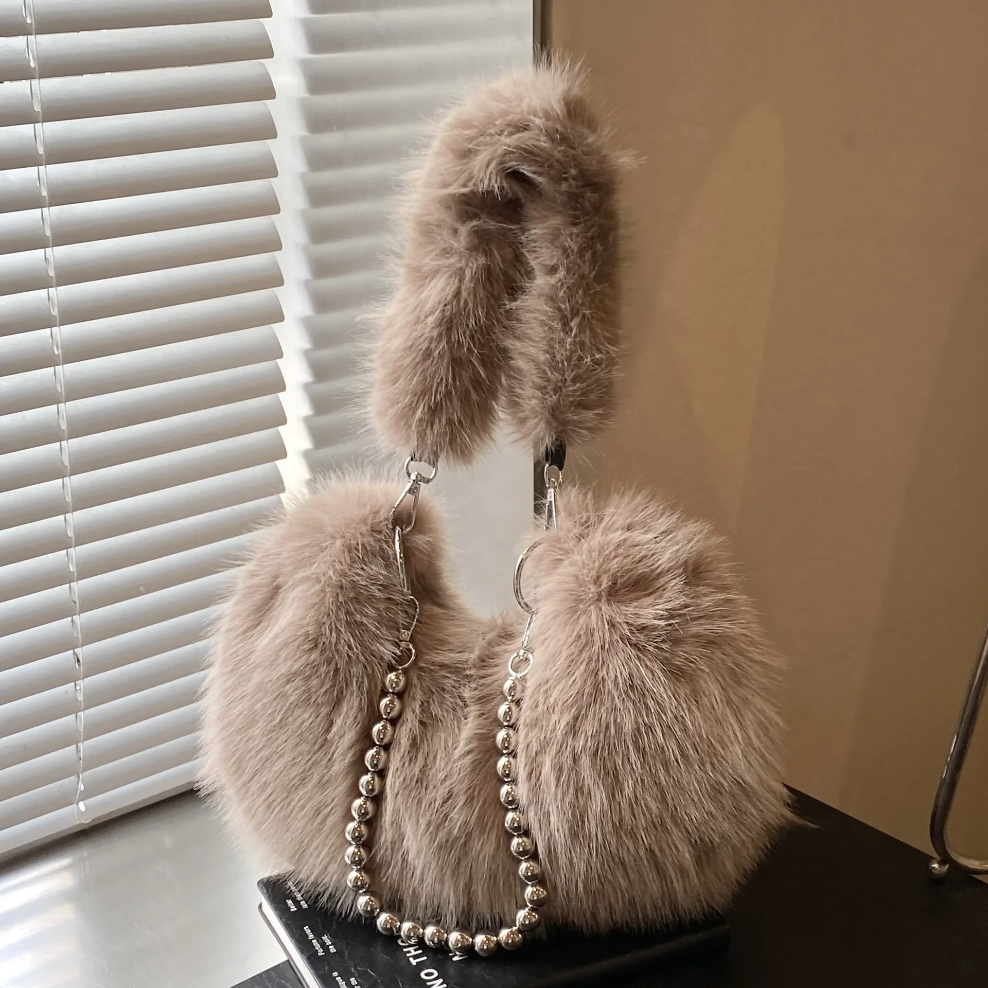 

Plush Women Armpit Purse with Chain Fluffy Versatile Shoulder Bag Faux Fur Fashion Underarm Bag Ladies Winter Furry Tote Handbag