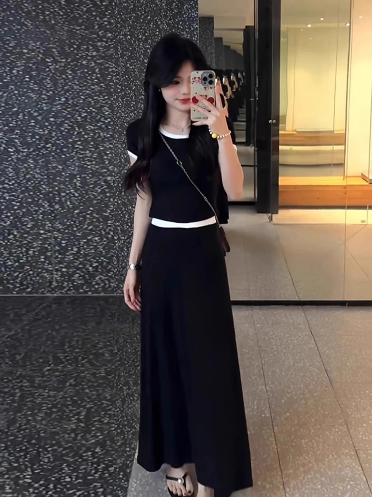 

Модный спортивный повседневный женский комплект Лето 2026: Новинка – топ с коротким рукавом и круглым вырезом, черная юбка, костюм-двойка