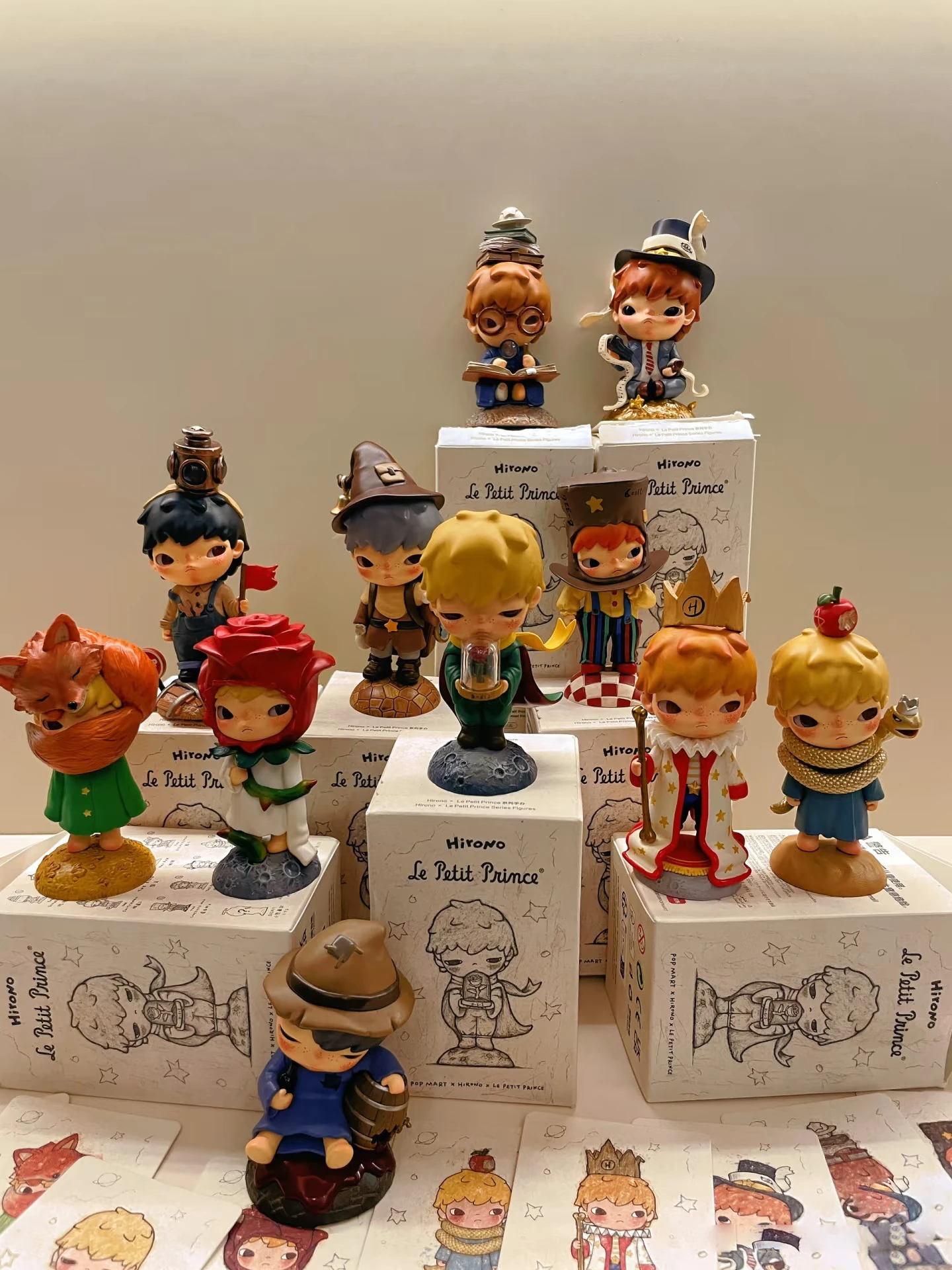 

POP MART Hirono Le Petit Prince Series слепая коробка Mystery Box Drowning Burst Резьба по дереву Выцветание Исцеление Рай