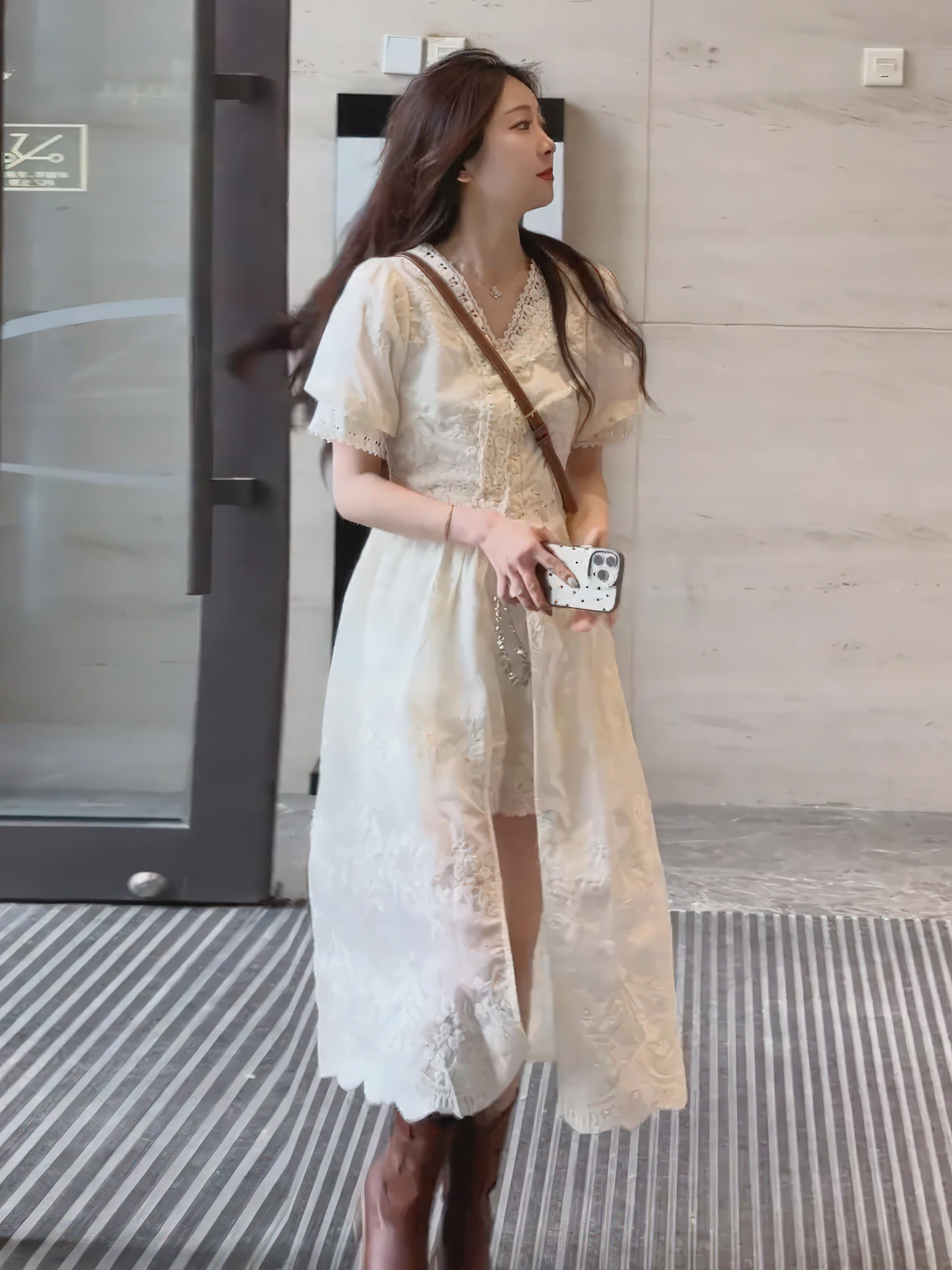 

Длинный топ с кружевной вышивкой, комплект из двух предметов, женский летний комплект с застежкой на талии, модный ансамбль с V-образным вырезом на пуговицах...