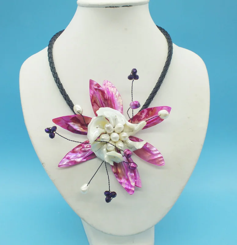 

Pretty! Shell, leather cord flower necklace 18"