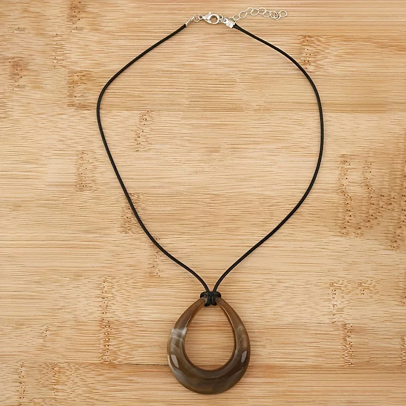 Böhmische braune Acryl-Geometrie-Halsketten mit hohlen Anhängern für Frauen, trendige schwarze Lederseil-Pulloverkette, Party-Schmuckgeschenke. – Detail 4