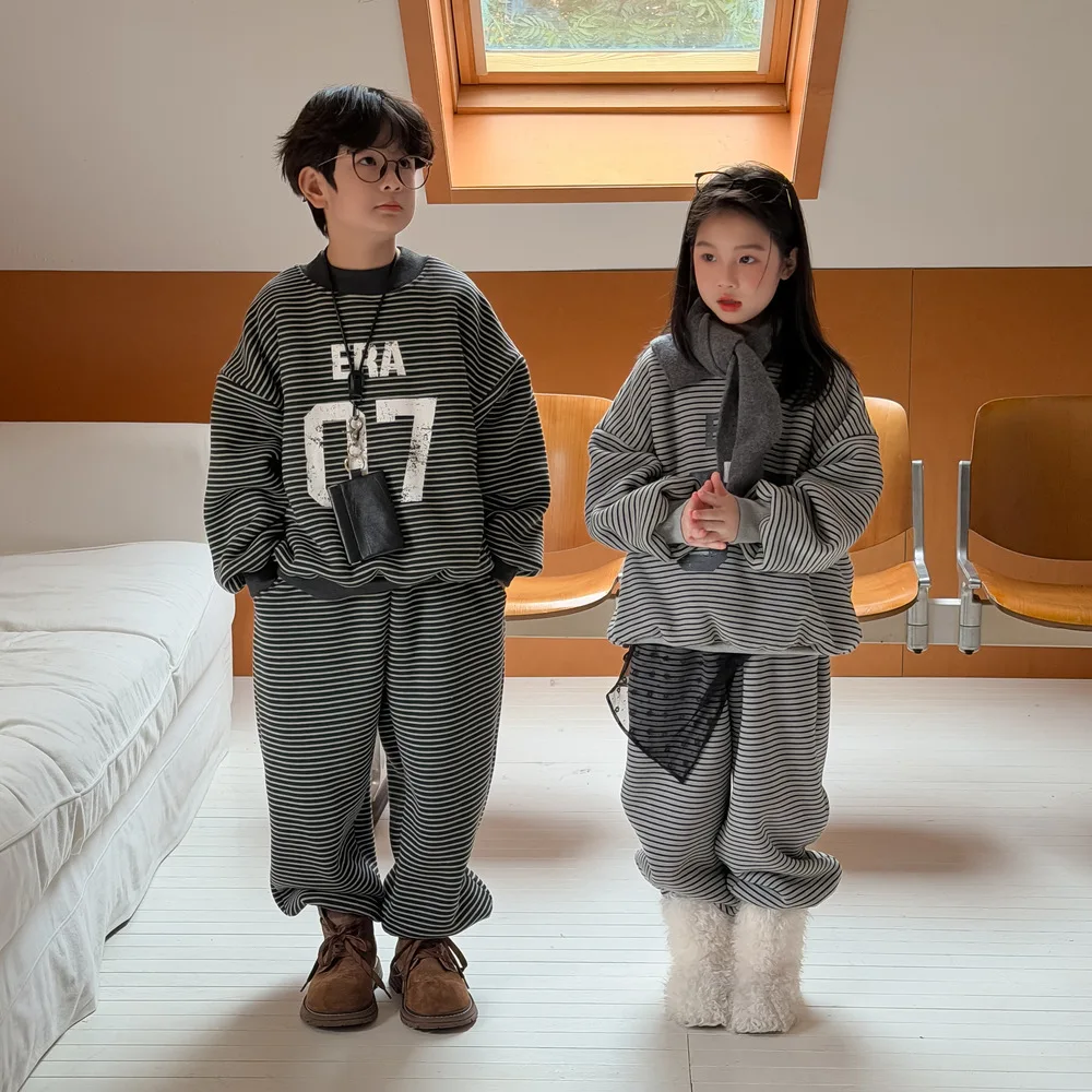

Зимний комплект домашней одежды из 2 предметов для мальчиков, детский флисовый свитшот с буквенным принтом для маленьких мальчиков, корейские полосатые бархатные штаны, домашняя одежда