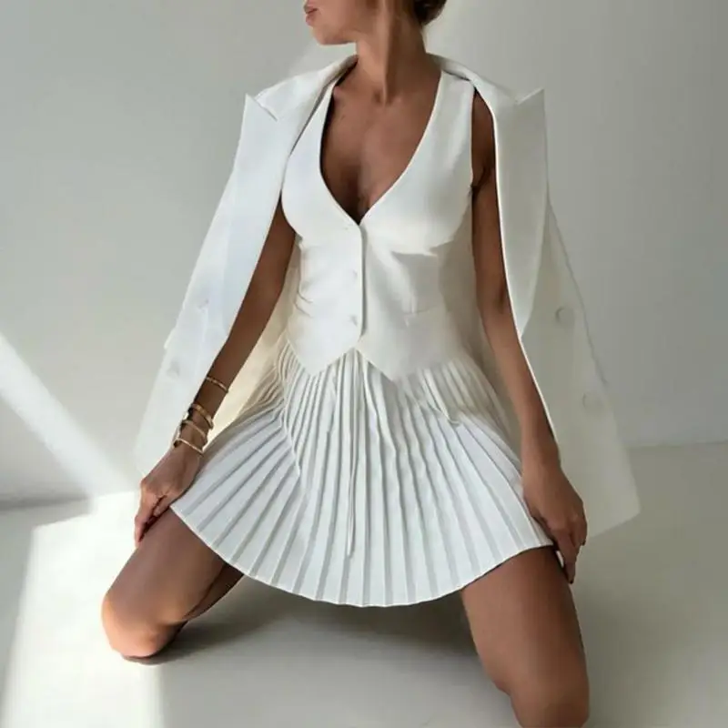 O novo conjunto de estilo 2025 é sexy e elegante, apresenta um colete sem mangas com decote em V e uma saia plissada de duas peças em cor sólida