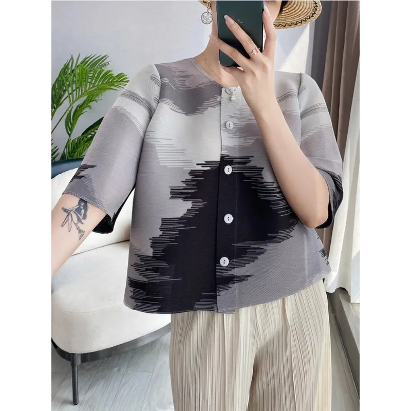 GGHK Miyake Fashion Women Shirt Short Sleeve Round Collar Single Breasted Print Loose Blouse Casual Style 2024 New Spring