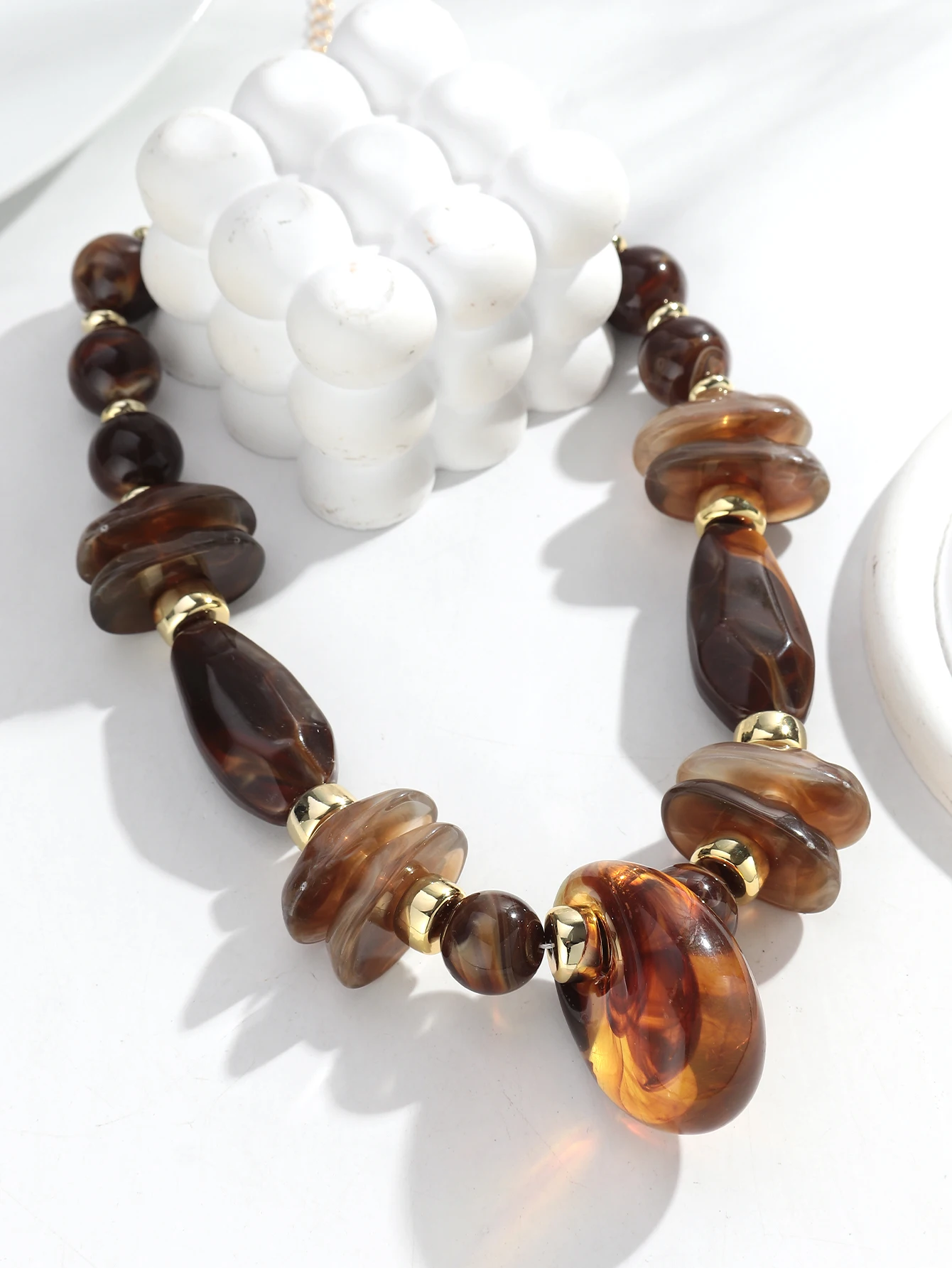 Vintage Maillard Acryl Unregelmäßige Perlen Halsband Halskette für Frauen Bernstein Harz Geometrische Anhänger Halsketten Trendy Winter Schmuck – Detail 10