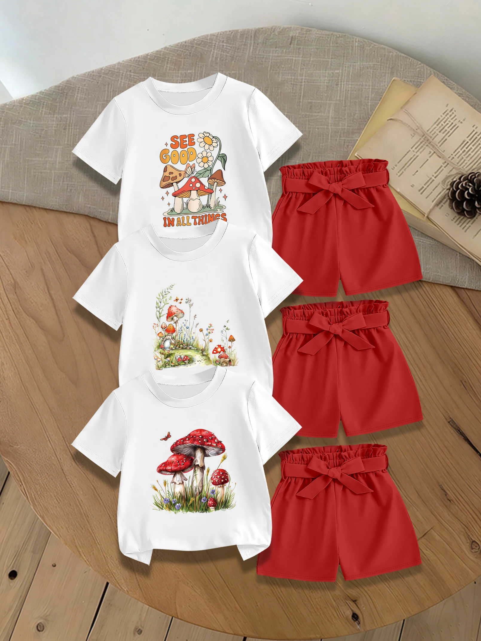 

Комплект из 6 предметов: летняя футболка и шорты для девочек, с принтом красных грибов и милым тканым бантом.