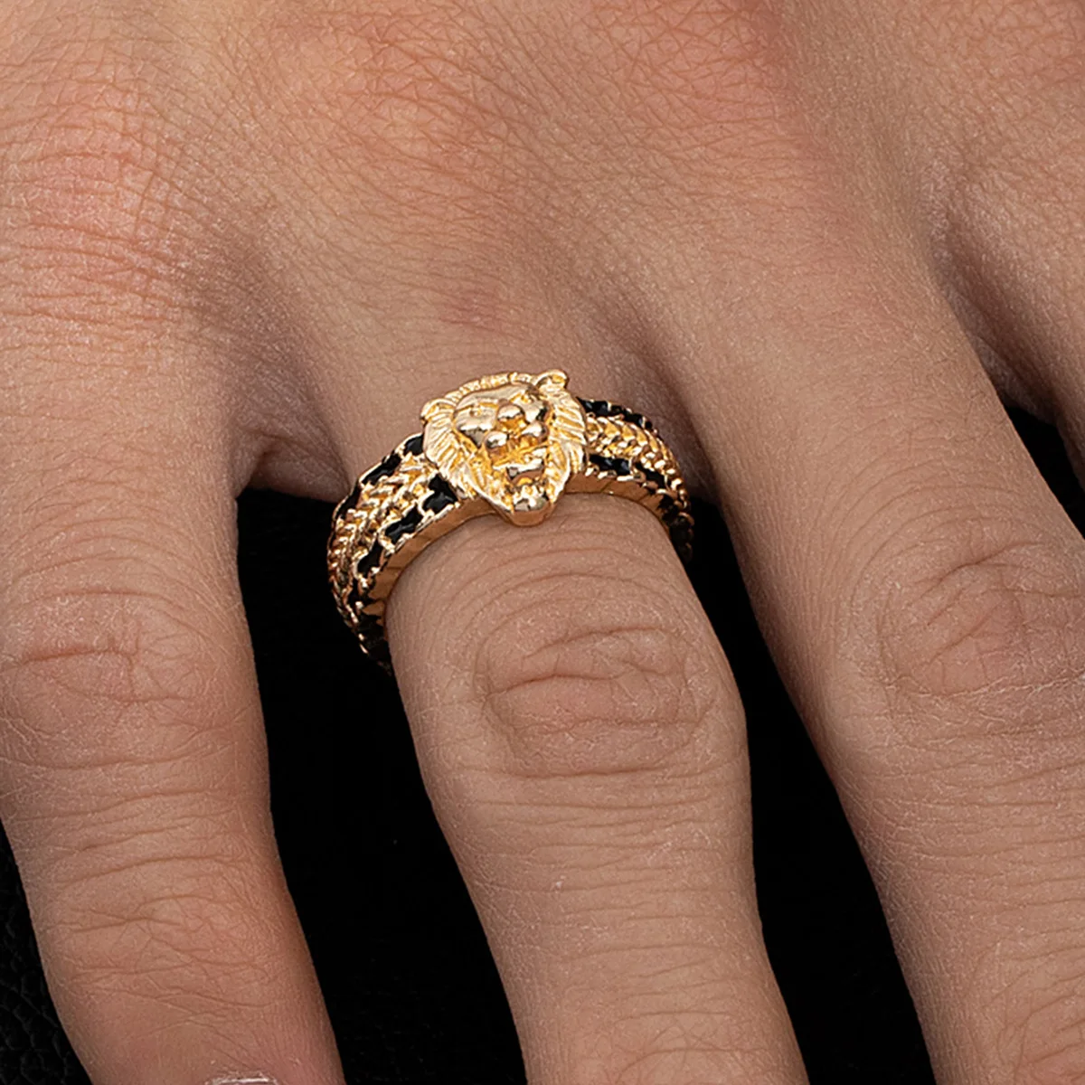Europa und Amerika Gold Farbe Carving Relief Löwen schwarz Tropf kleber Ring Mann Luxus mysteriöse dominierende und elegante Ring
