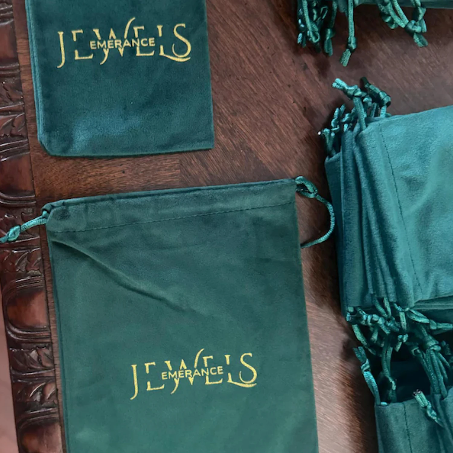 

Персонализированная фиолетовая шкатулка для драгоценностей из 20 шт. с мешочком из микрофибры: набор упаковки с логотипом