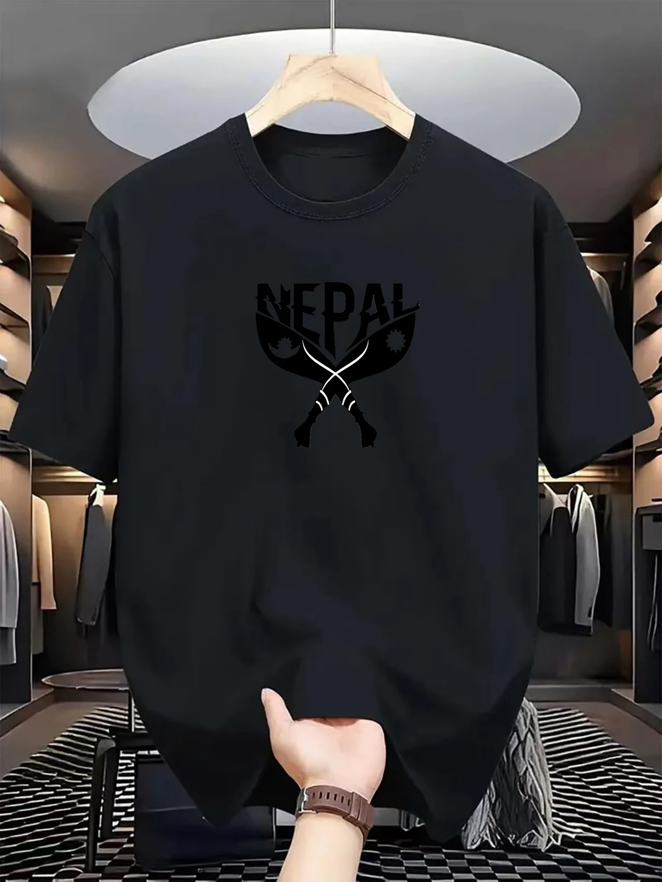Nepal-inspirierter Druck eines gekreuzten Kukri-Messers auf hochwertigem, weichem 100% Baumwoll-T-Shirt für Herren, perfekt für den Sommer im ethnischen Streetwear-Stil. – Detail 2