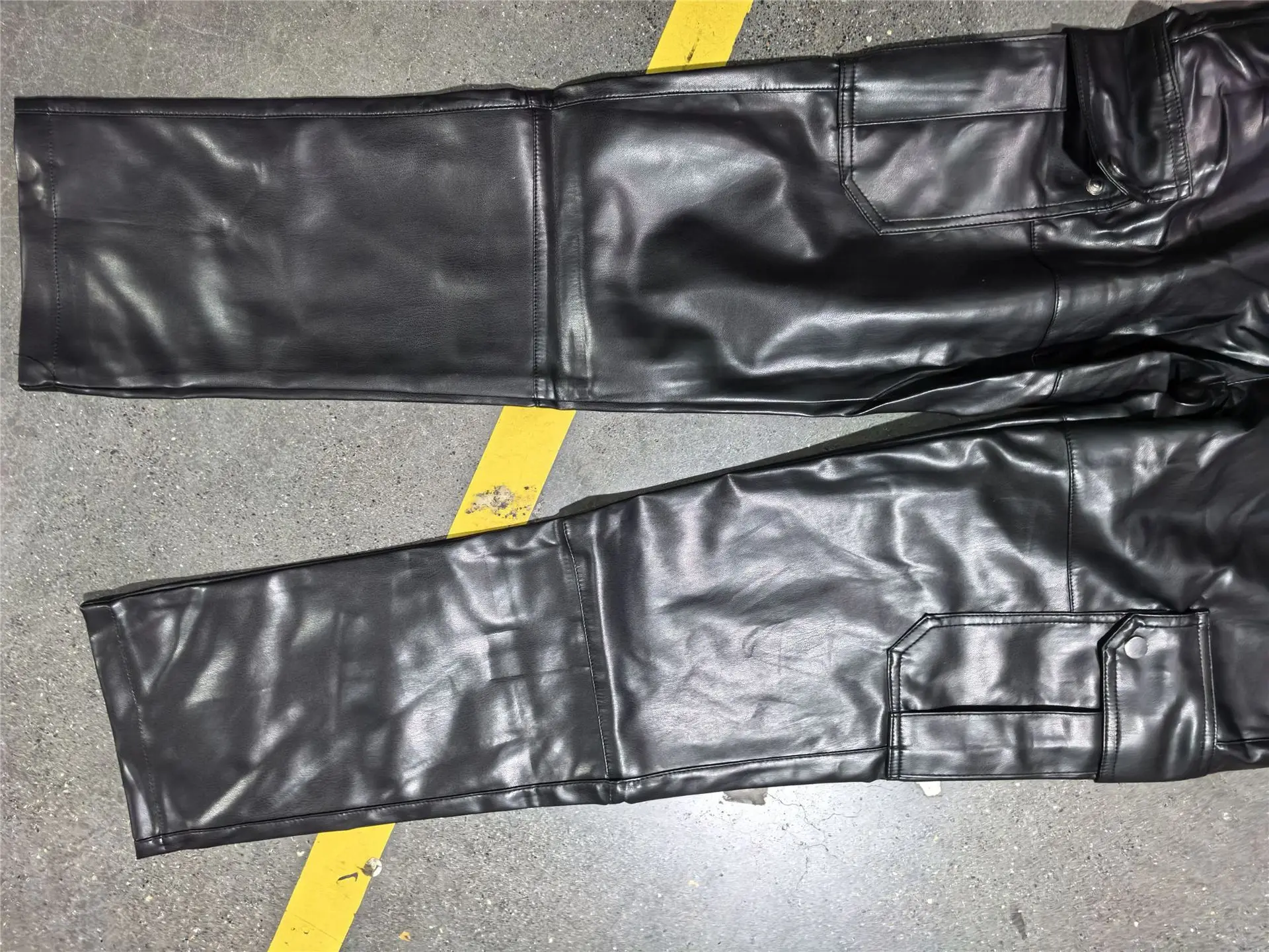 2026 Herren PU-Lederhose Slim Fit Casual Biker-Hose mit Gürtel Mehrere Taschen Streetwear-Hose Herbst Winter Übergröße XS-5XL – Detail 5