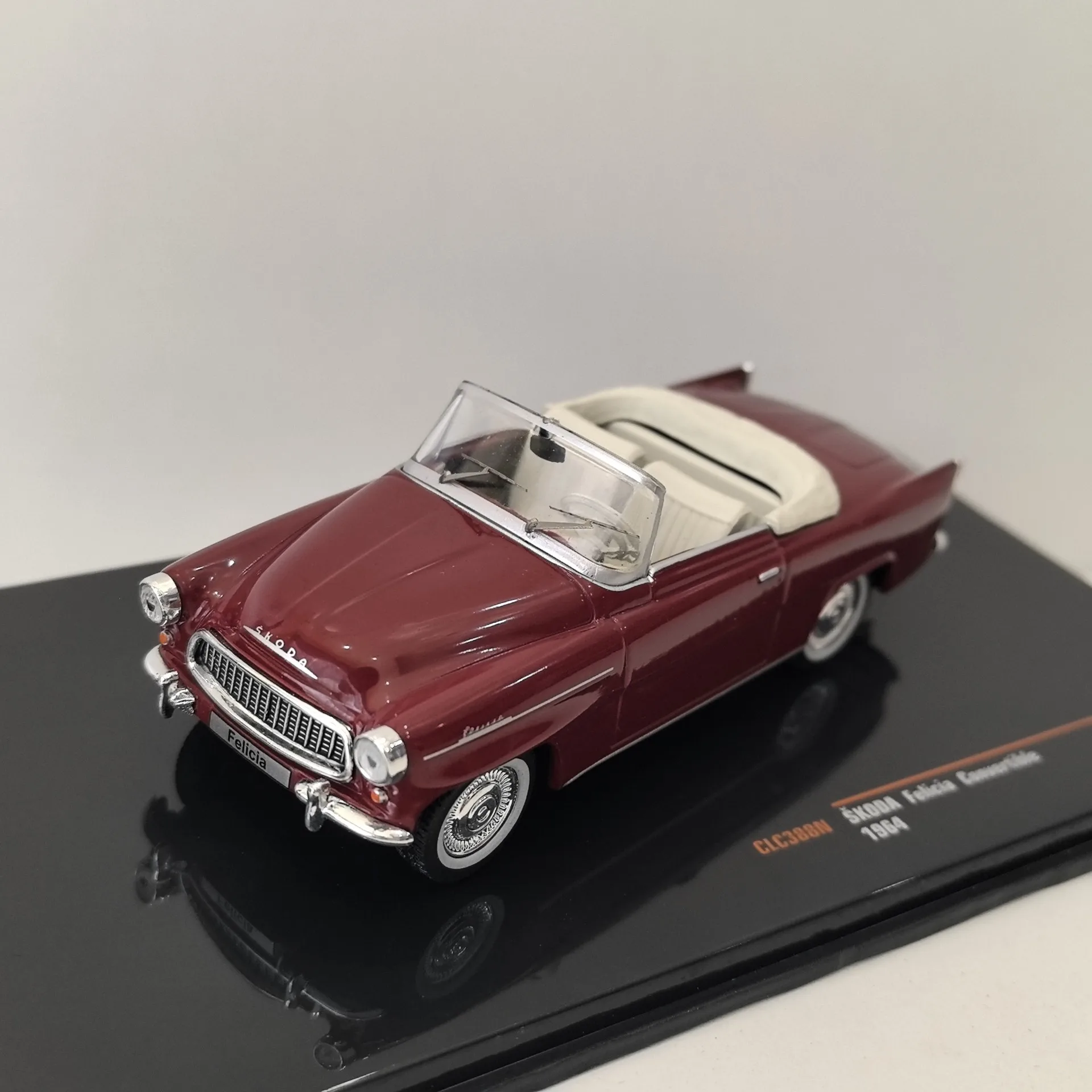 

Diecast IXO 1/43 Scale SKODA FELICIA Convertible 1964 Skoda Racing Alloy Car Model Collectible Toy Gift Souvenir Display
