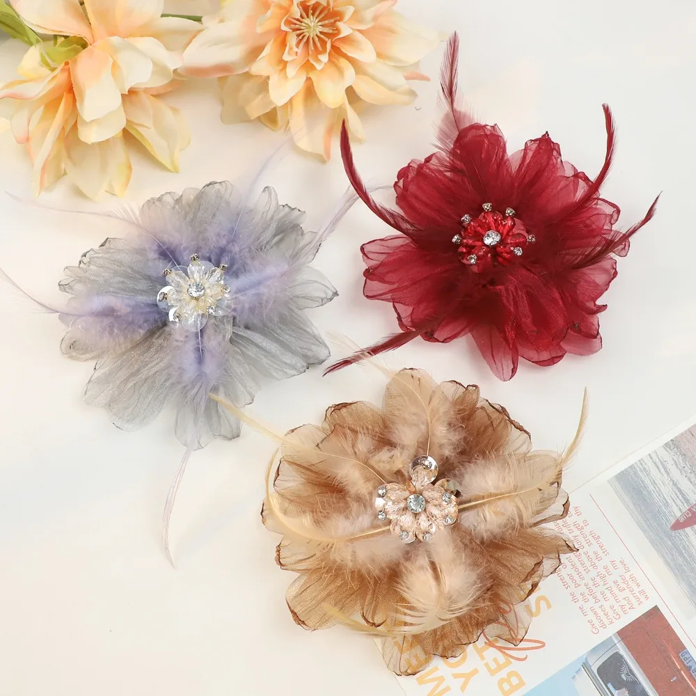 broches-artesanais-de-malha-com-flores-de-pena-para-mulheres-alfinetes-florais-de-cristal-com-micangas-apliques-elegantes-em-tecido-acessorio-de-moda