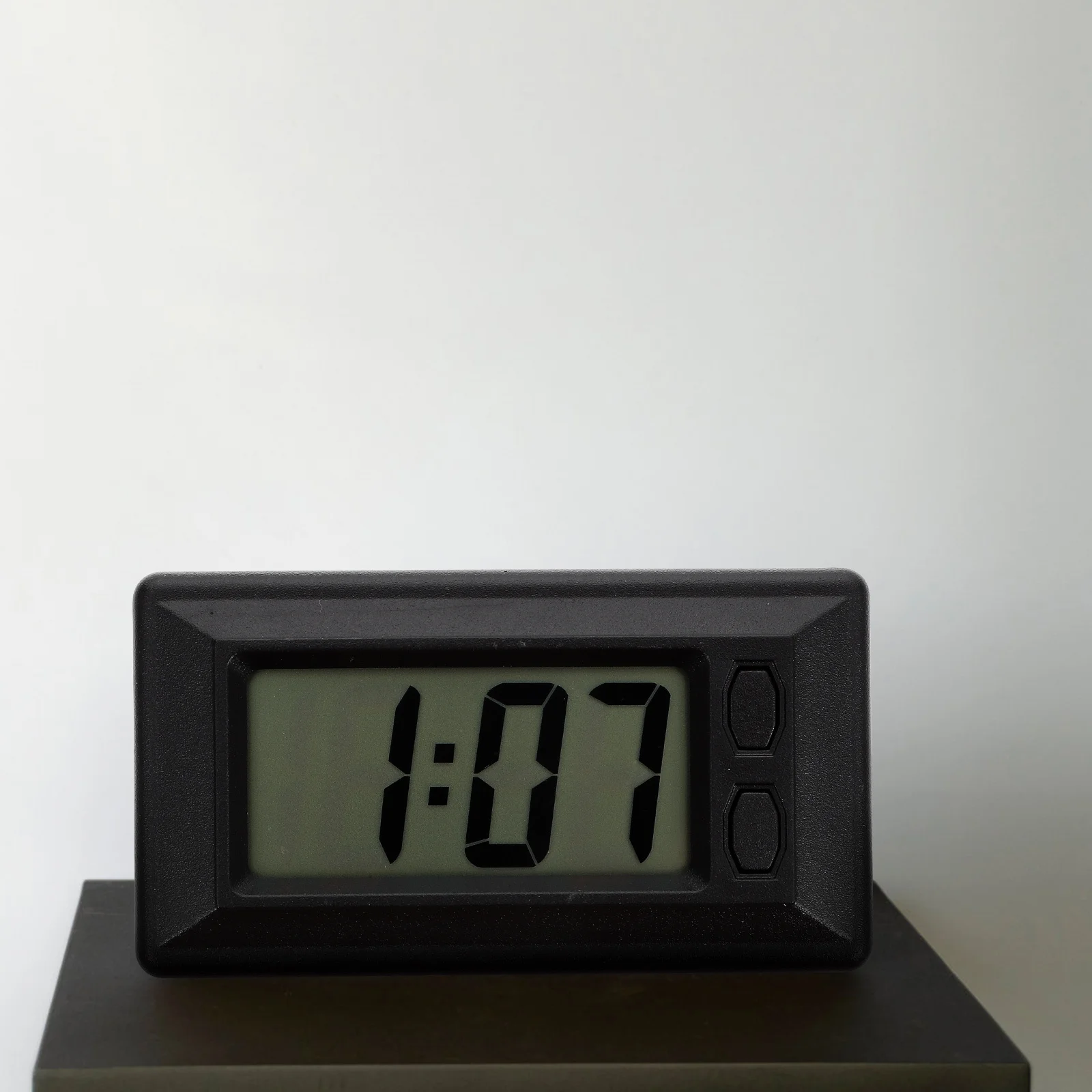 

Mini Electronic Clock Car Dashboard Digital Clock Ultra Thin Compact Size Practical Use Durable Plastic Material