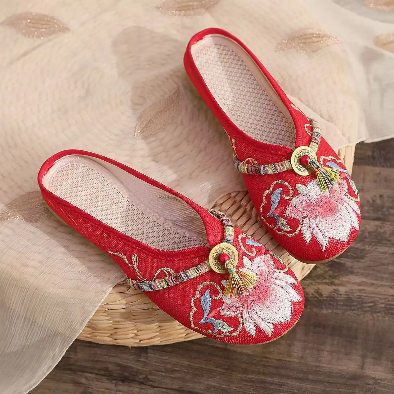 2024 Women's Chinese Traditional Low Heel Embroidered Floarl Slipper Soft Sole Non Slip Round Toe Ethnic Style Canvas Slippers