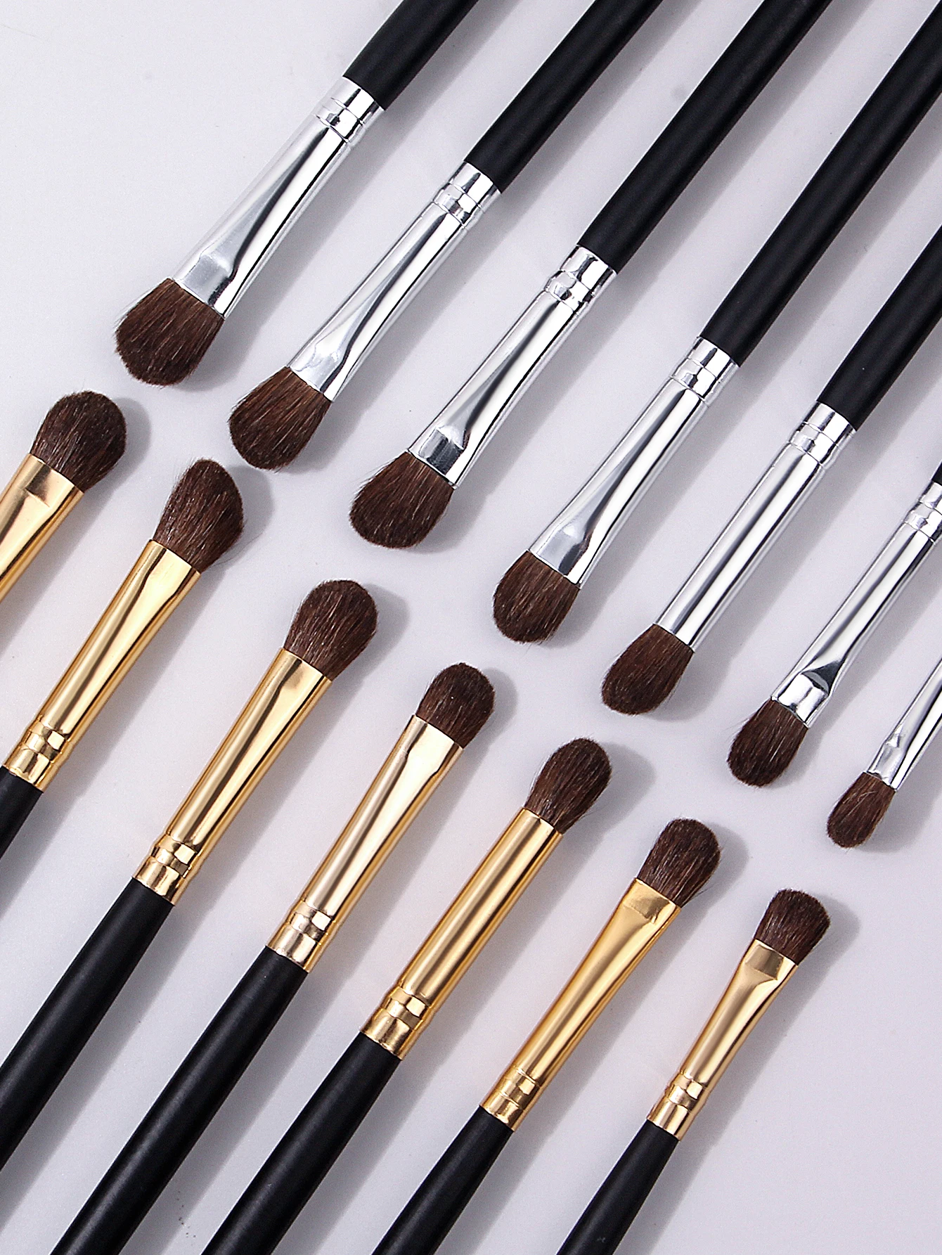 14本の木製ハンドルのアイメイクブラシ、アイシャドウブラシ、アイブロウブラシは多機能の美容ツールです。