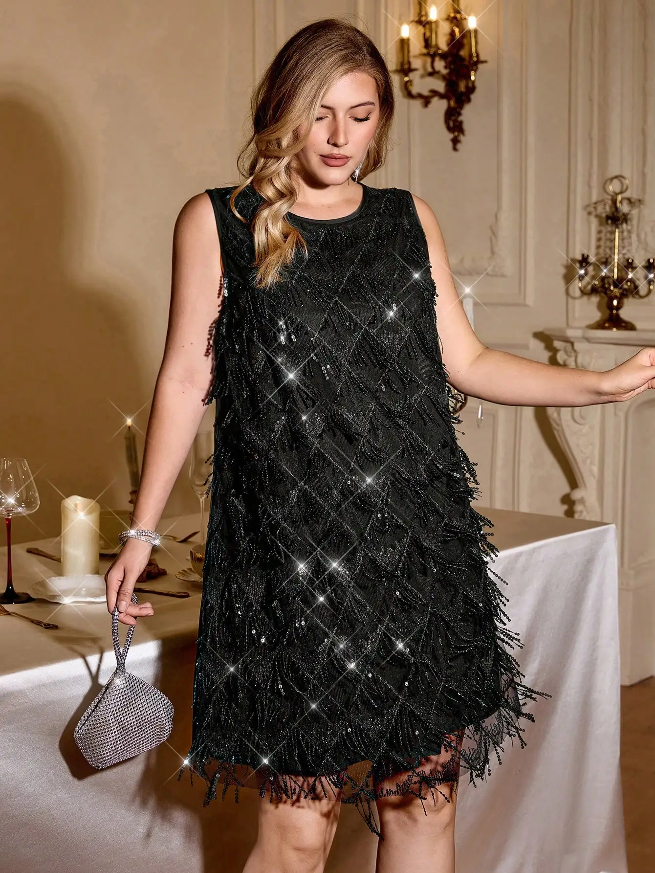 

Черное платье без рукавов с пайетками и бахромой для вечеринок и торжественных мероприятий