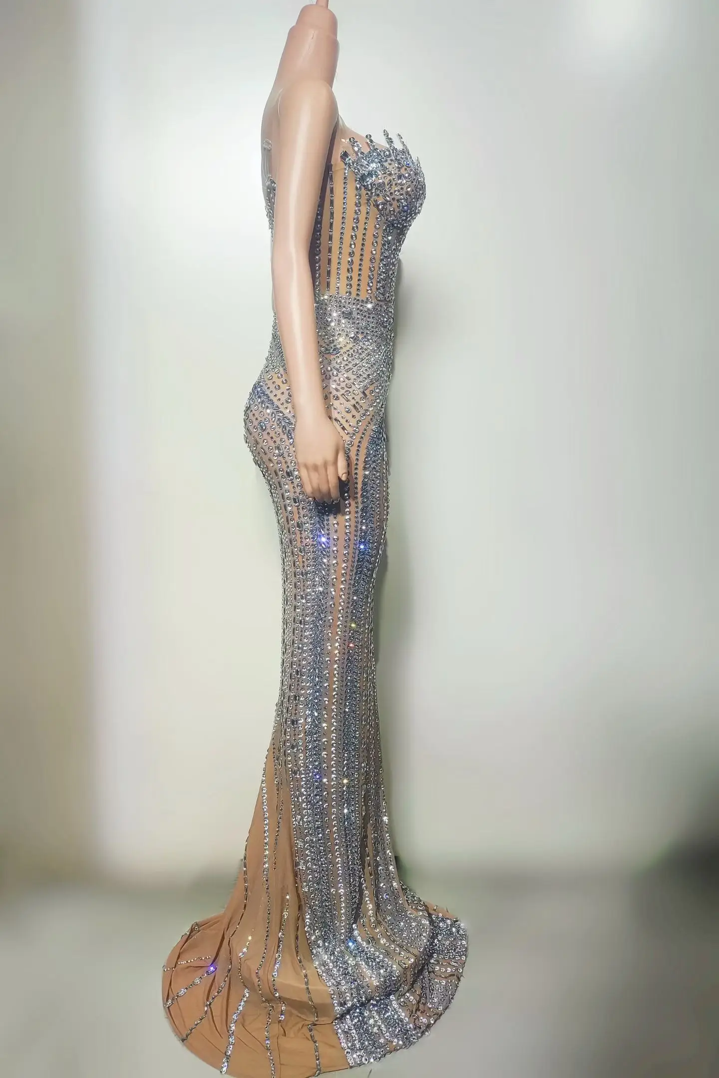 

Shanyao Luxury Women Dubai Evening Gown Sexy Strapless Diamond Dress Bespoke Occasion Dress 15 Quinceanera Dress Wedding Gowns