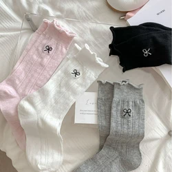 Kave Sweet Calcetines de tubo medio con nudo de lazo bordado Instagram Calcetines de tubo largos de algodón hueco japonés con patrón oscuro