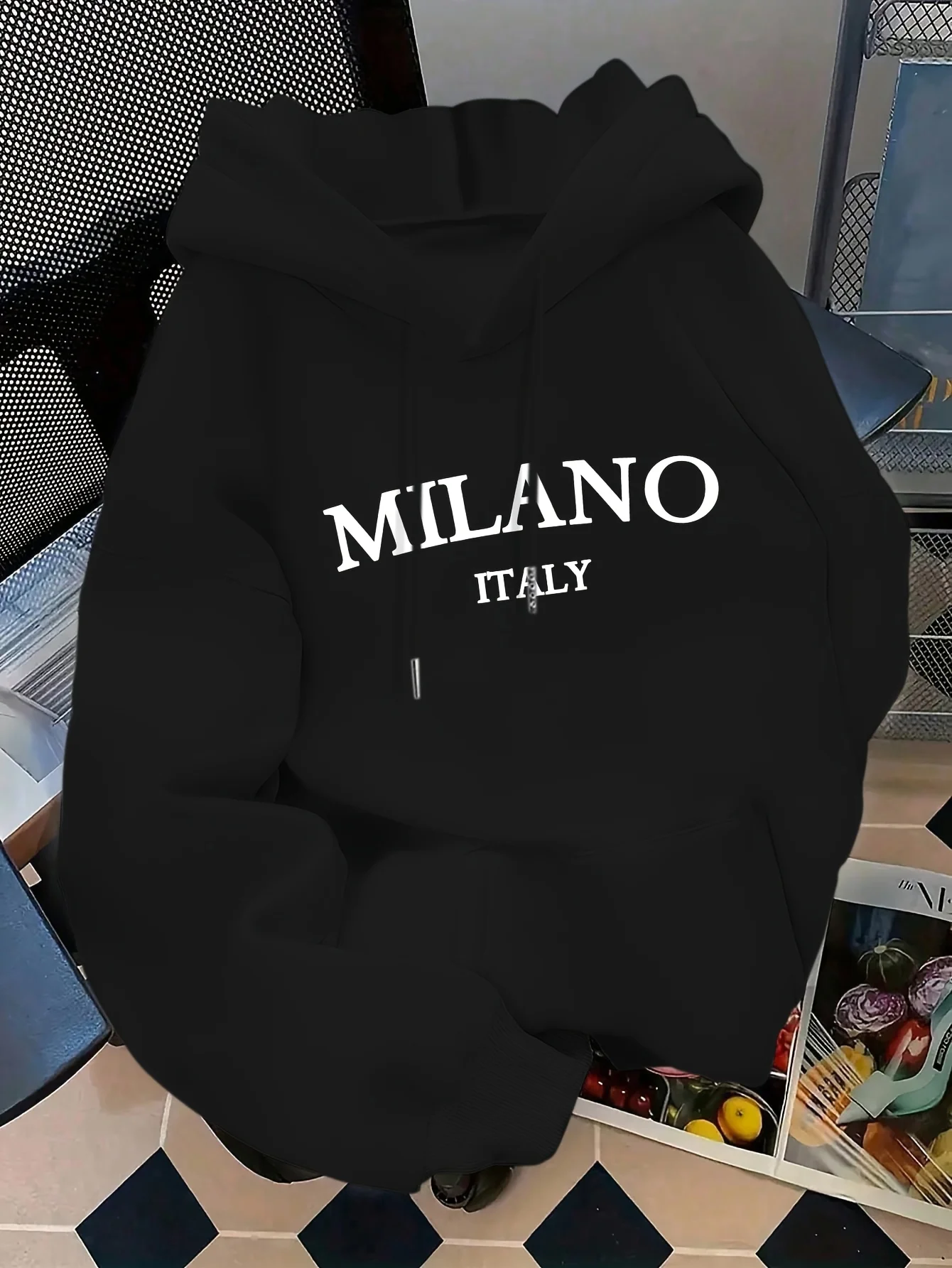 

Женская итальянская толстовка с капюшоном и принтом логотипа Milano и карманом кенгуру — уютная повседневная толстовка с длинными рукавами на осень/зиму