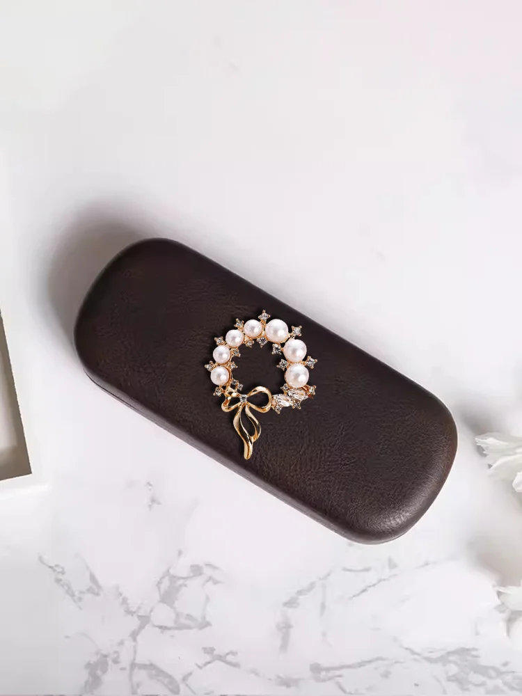 High-Quality PU & Steel Eyewear Cases Retro Design & Ultra Pressure-Resistant Symbolic Pearl & Diamond Decor, Imitation.