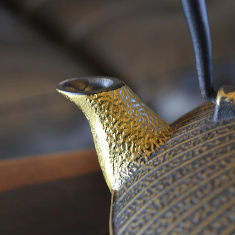 Bollire l'acqua per fare il tè vecchio vaso di ferro